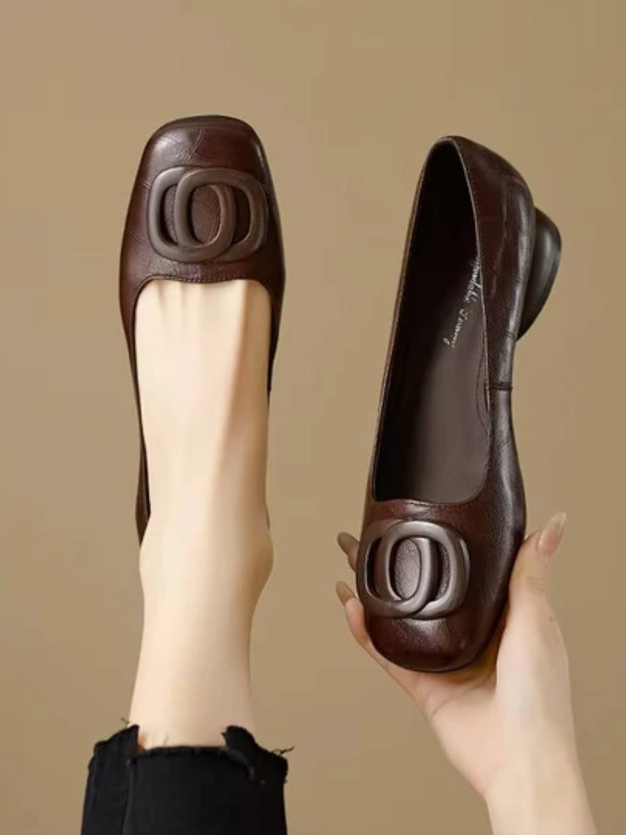 Ballerinas aus Echtleder mit eckiger Spitze und kleinem Absatz