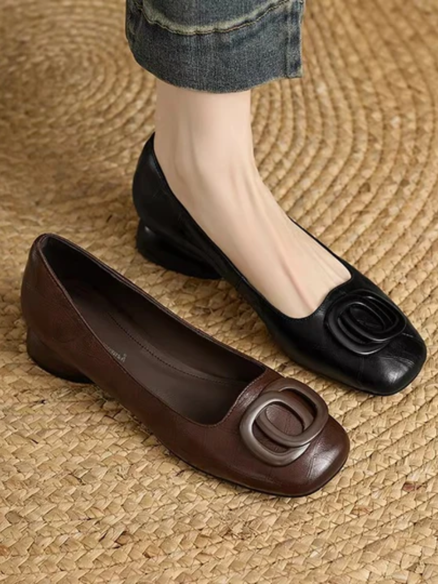 Ballerinas aus Echtleder mit eckiger Spitze und kleinem Absatz
