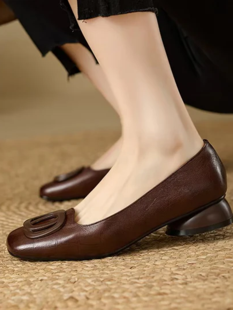 Ballerinas aus Echtleder mit eckiger Spitze und kleinem Absatz