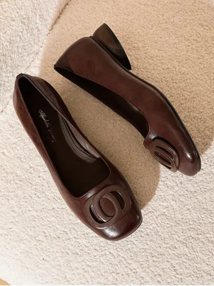 Ballerinas aus Echtleder mit eckiger Spitze und kleinem Absatz