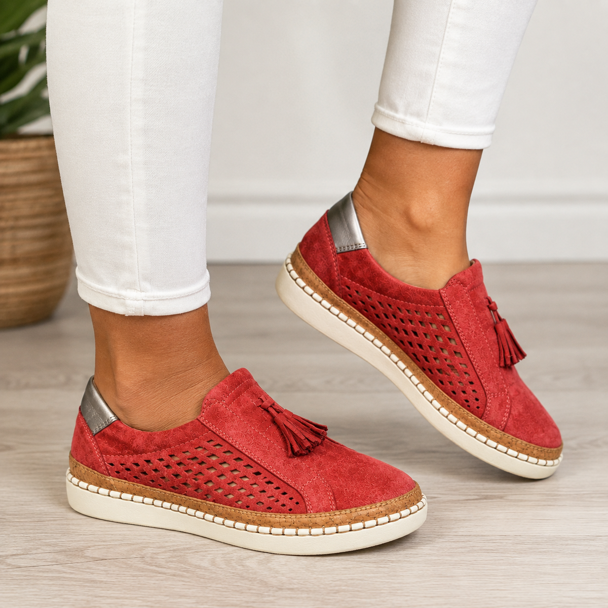 Perforierte Komfort-Loafer aus Veloursleder mit gepolsterter Innensohle