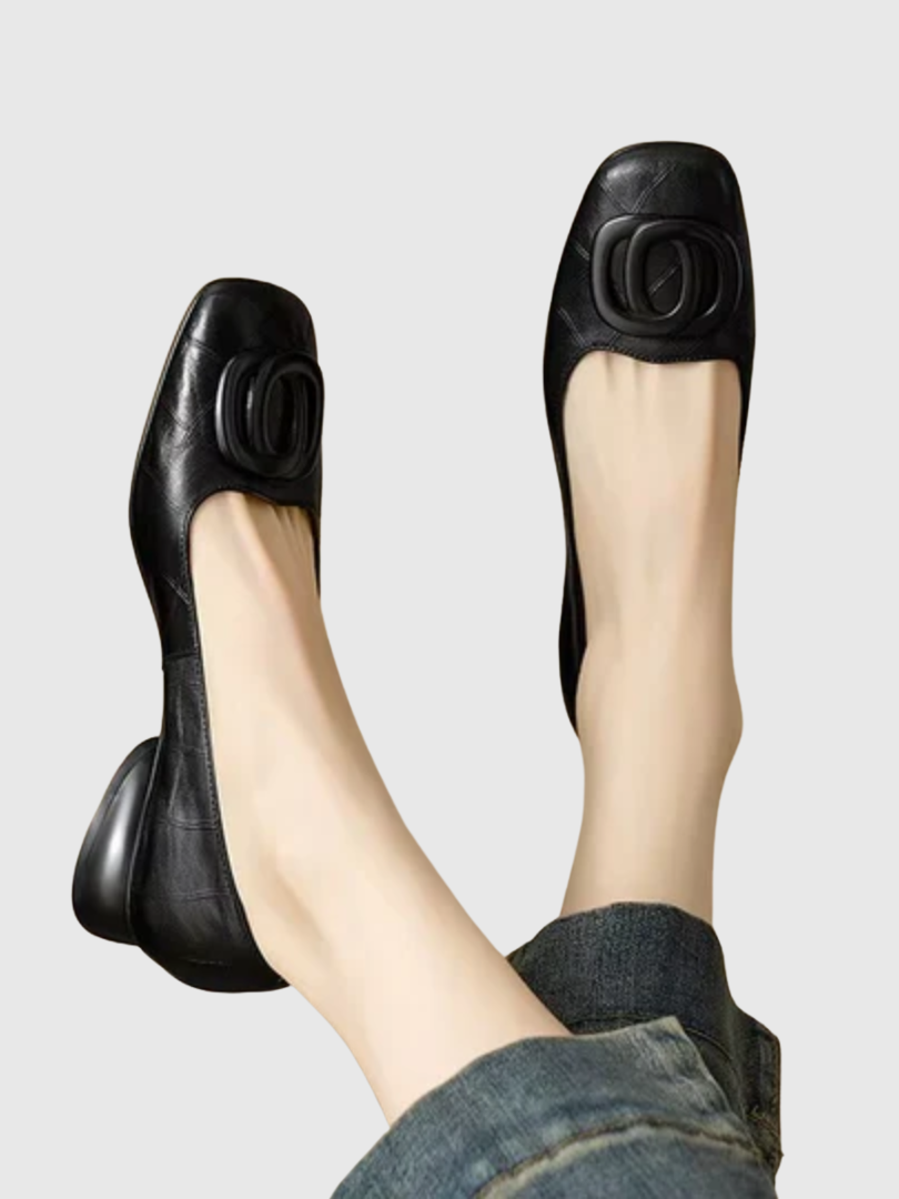 Ballerinas aus Echtleder mit eckiger Spitze und kleinem Absatz